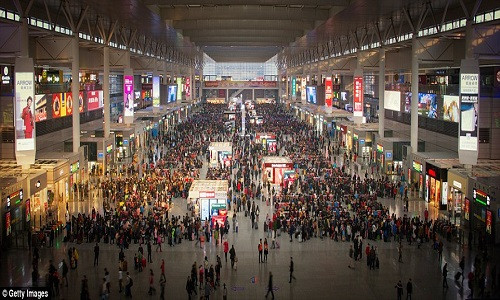 Nhà ga Hồng Kiều bận rộn nhất vào những dịp nghỉ lễ.