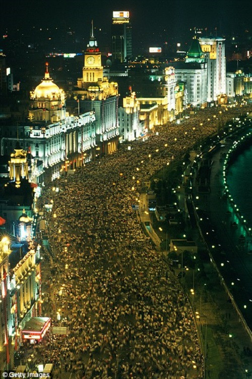 …và cả ban đêm.