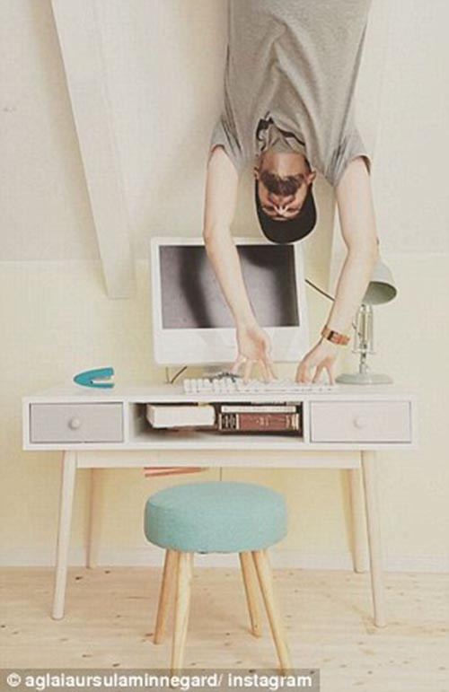 Bàn để máy vi tính cũng được gắn chặt trên trần nhà. 