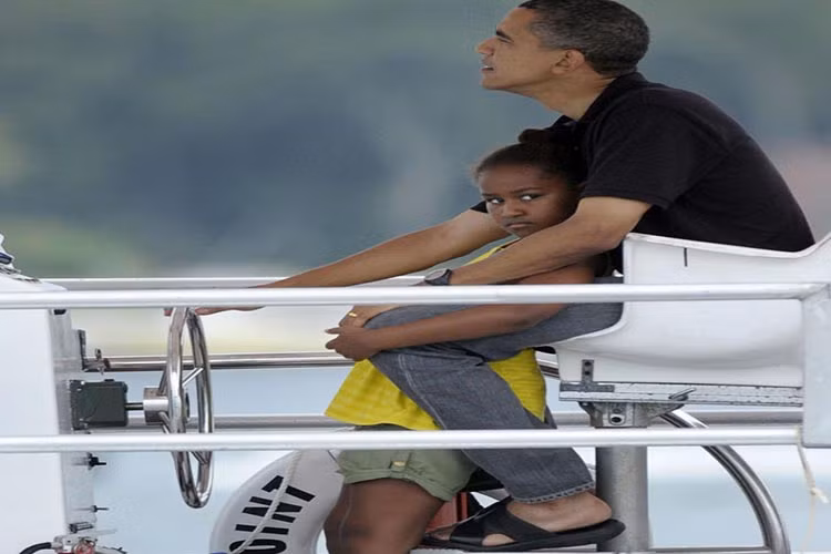 Tổng thống Mỹ Barack Obama lái một con thuyền.