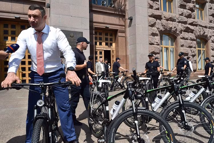 Thị trưởng Kiev Vitali Klitschko có sở thích đạp xe. Ông Klitschko đã trao hơn 100 chiếc xe đạp cho cảnh sát Kiev làm nhiệm vụ tuần tra.