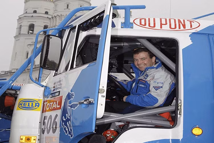 Thủ tướng Nga Dmitry Medvedev cười tươi khi ngồi trong chiếc xe tải KamAZ do Nga sản xuất.