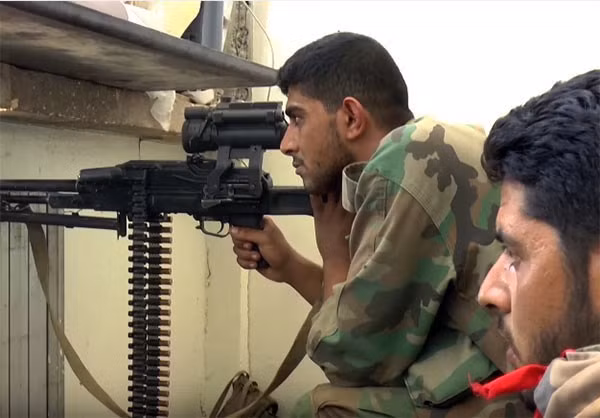 Các lực lượng quân sự Syria phối hợp cùng phong trào Hezbollah đã tấn công vào căn cứ của phiến quân Jeish al-Fatah ở các tòa nhà học viện quân sự tại Aleppo hôm 1/9, gây tổn thất nặng nề cho nhóm khủng bố.