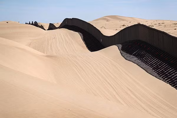 Hàng rào biên giới ngăn cách Mỹ-Mexico trải dài 3.169 km, chạy qua cồn cát ở California trong bức ảnh chụp ngày 28/9/2016.