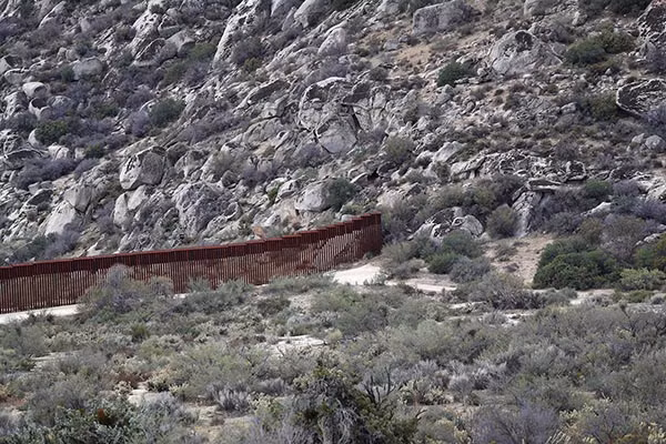 Hàng rào biên giới Mỹ-Mexico kết thúc ở một sườn đồi ở Jacamba Hot Springs, California, Mỹ. Ảnh chụp ngày 26/9/2016.