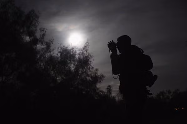 Một nhân viên tuần tra biên giới Mỹ truy tìm những cư dân nhập cư trái phép gần Roma, Texas, trong đêm tối ngày 17/8/2016.