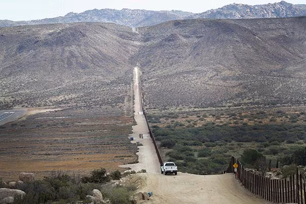 Nhân viên tuần tra biên giới Mỹ canh gác hàng rào biên giới Mỹ-Mexico ở Jacamba Hot Springs, bang California, Mỹ, ngày 26/9/2016.