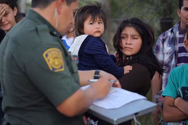 Nhân viên tuần tra biên giới Mỹ xử lý những di dân đến từ khu vực Trung Mỹ hôm 17/8/2016.