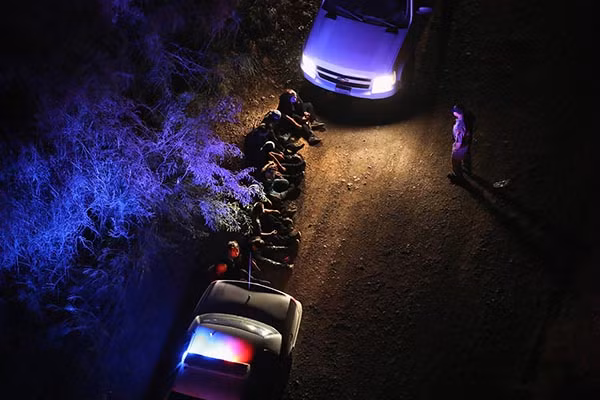 Các nhân viên tuần tra biên giới Mỹ bắt giữ những cư dân nhập cư trái phép sau khi họ vượt qua biên giới từ Mexico vào bang Texas, Mỹ, ngày 18/8/2016.