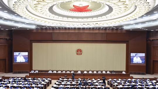 Trung Quoc duoi 45 dai bieu quoc hoi vi “mua ghe“