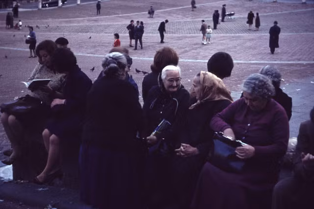 Những người phụ nữ Italy trò chuyện với nhau tại Piazza di Campo, Siena, năm 1965.