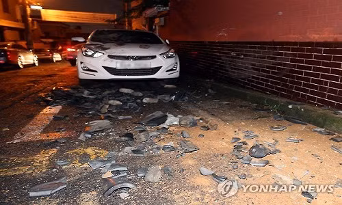 Những mảnh vỡ vương vãi trên mặt đường tại khu dân cư ở thành phố cảng Ulsan sau hai trận động đất ngày 12/9. Ảnh: Yonhap.