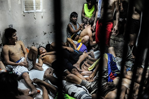 Các nghi phạm ma túy cùng những tội phạm khác bị nhốt trong một buồng giam chật chội ở Manila, Philippines.