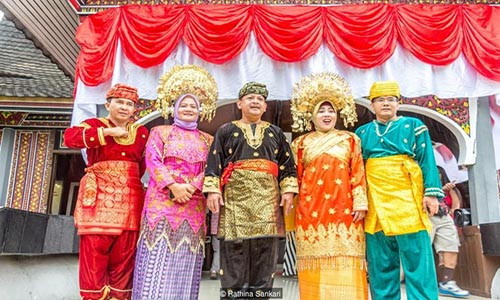 Không giống các nền văn hóa Hồi giáo truyền thống nơi cô dâu về nhà chồng sau đám cưới, đàn ông Minang đến "ở rể" tại nhà vợ và sống cùng gia đình vợ. Của hồi môn mà các chú rể mang theo do gia đình cô dâu quyết định dựa trên học vấn và nghề nghiệp của chú rể.