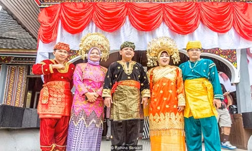 Không giống các nền văn hóa Hồi giáo truyền thống nơi cô dâu về nhà chồng sau đám cưới, đàn ông Minang đến "ở rể" tại nhà vợ và sống cùng gia đình vợ. Của hồi môn mà các chú rể mang theo do gia đình cô dâu quyết định dựa trên học vấn và nghề nghiệp của chú rể.