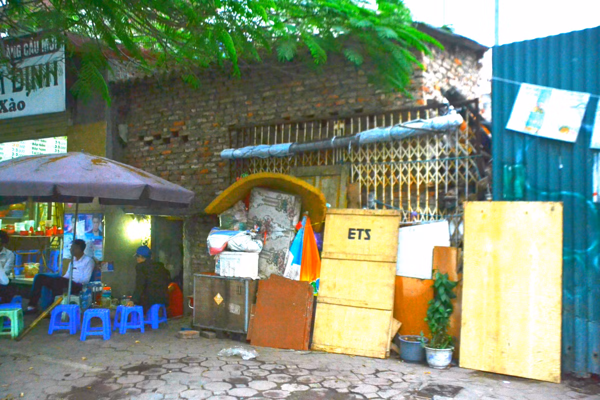 Căn nhà gạch thô có mặt tiền 2m, sâu 1m được xây tạm bợ, tối giản nhất có thể.