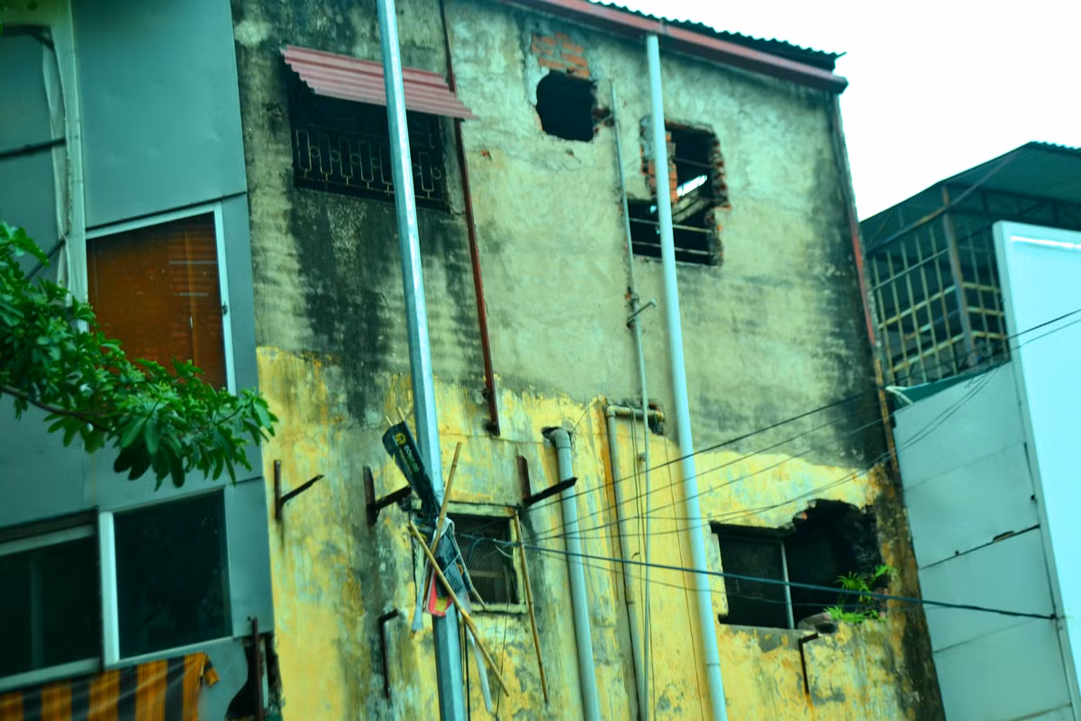 Ngôi nhà thủng lỗ chỗ, nhếch nhác.