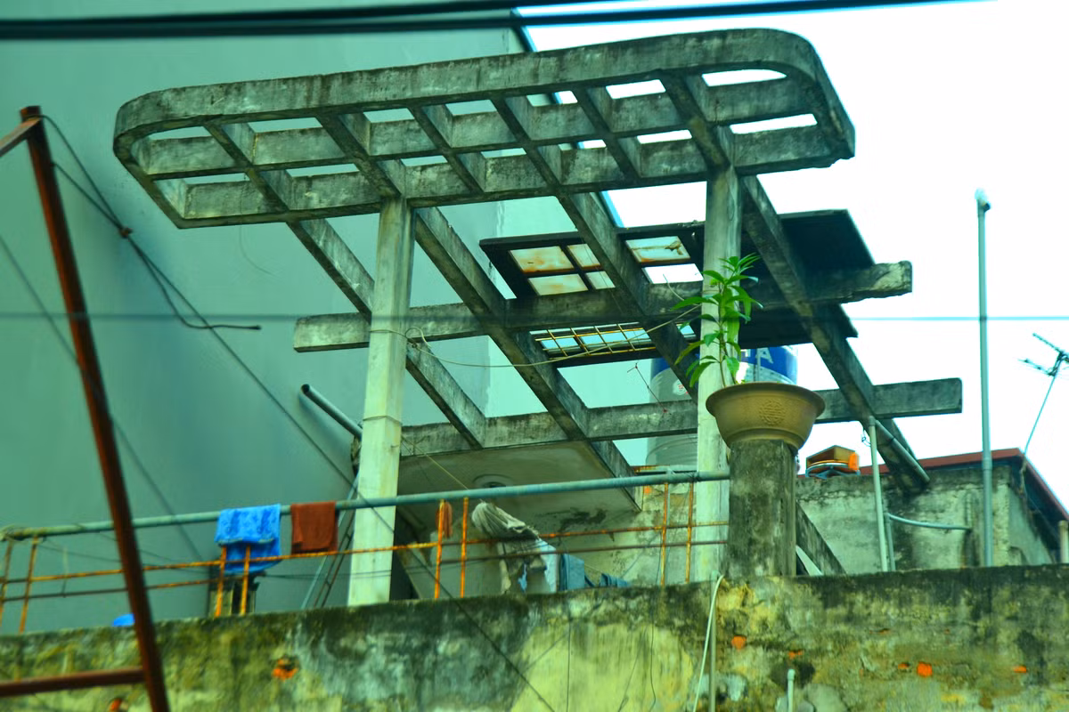 Thiết kế tầng thượng với khung bê tông dị dạng, nấm mốc theo thời gian.. Không hiểu chủ nhân ngôi nhà kỳ lạ này có sở thích đặc biệt gì với những khối hình hộp không.