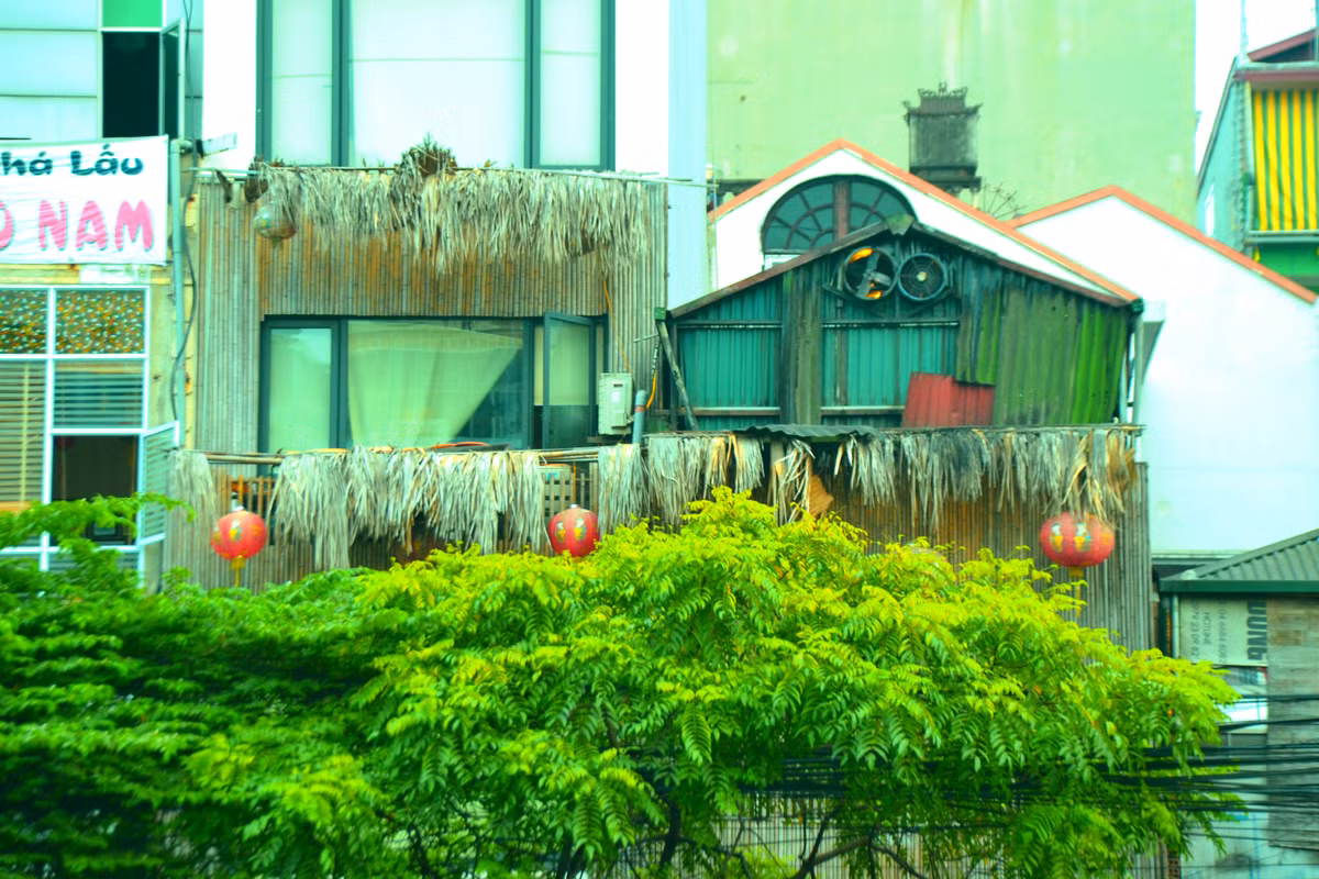 Căn nhà trang trí bằng mái lá siêu độc đáo.