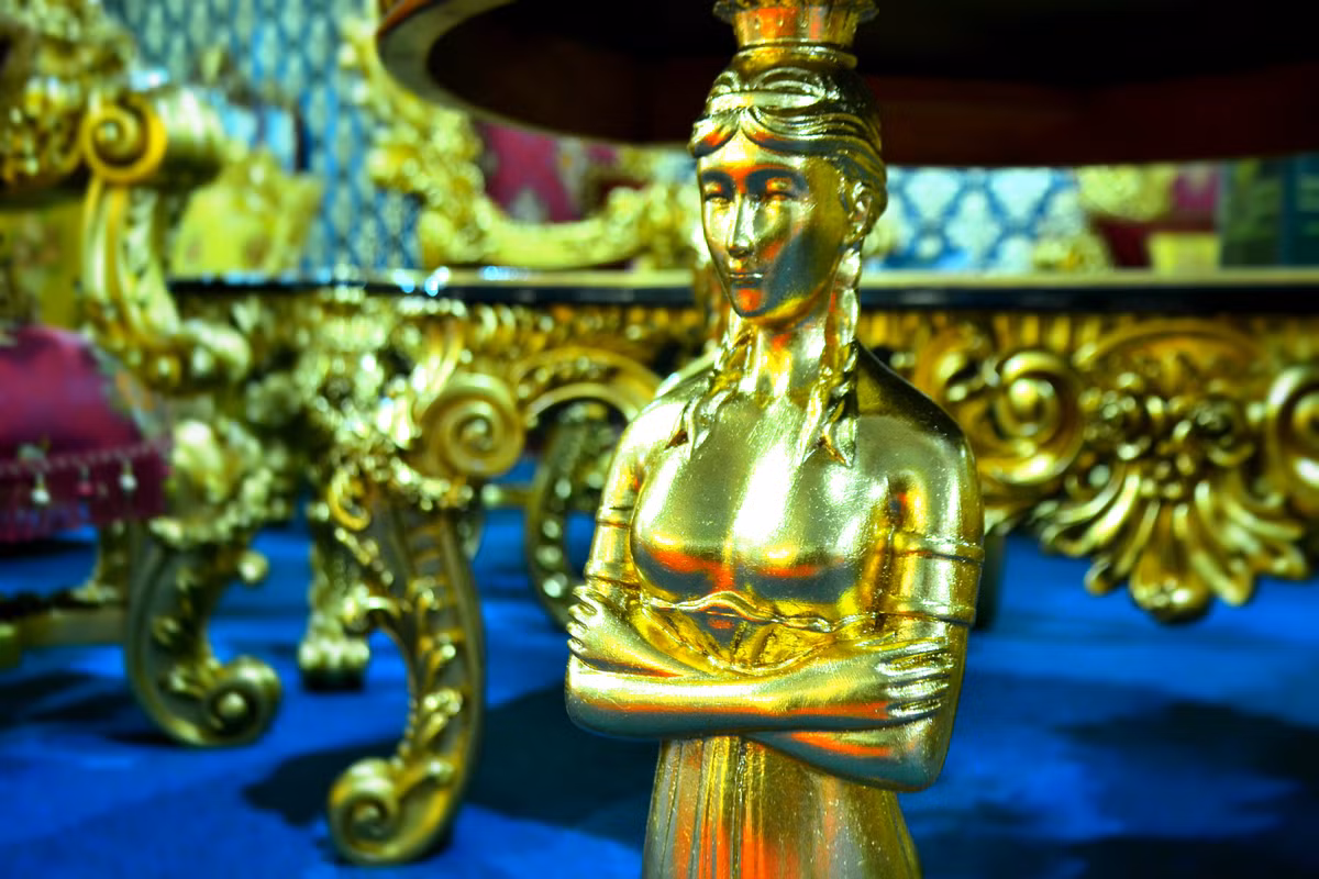 Phần đế chiếc bàn để hoa là tượng 3 nữ thần.