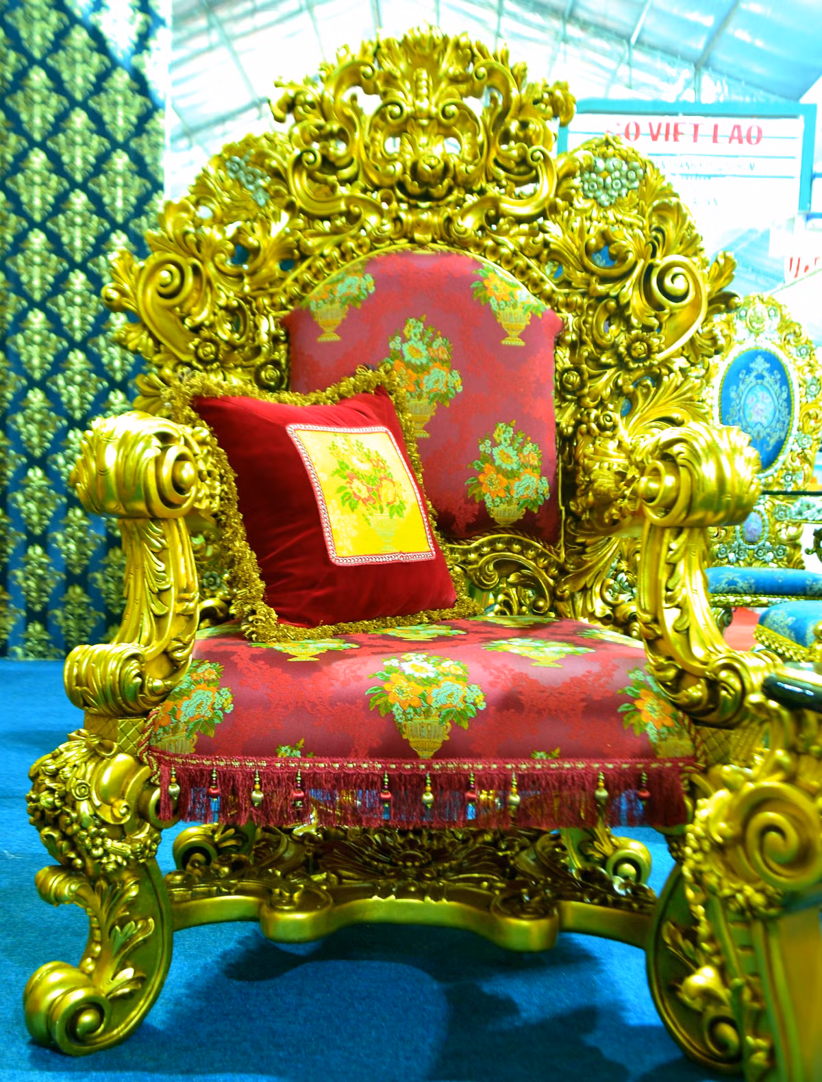 Để vận chuyển được một chiếc ghế đồ sộ này cần phải có 6 người thợ.