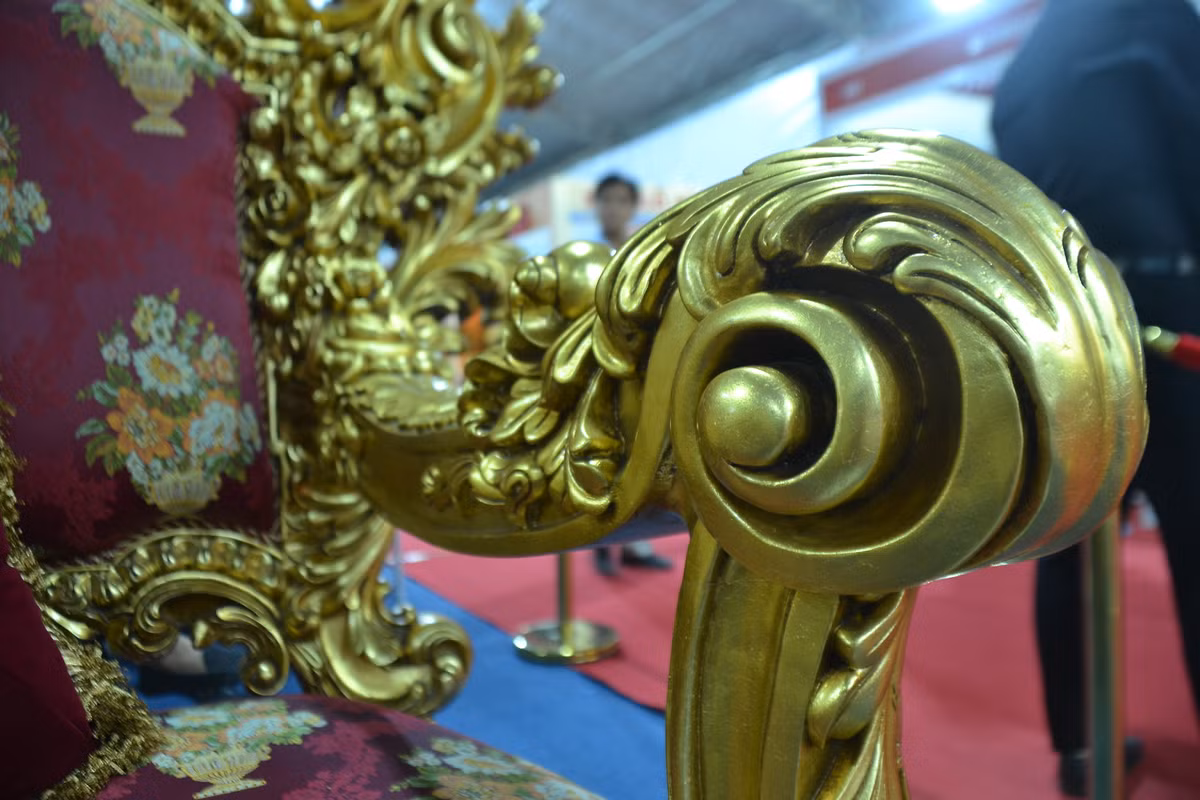 Phần tay cầm bo tròn với những đường cong mềm mại.