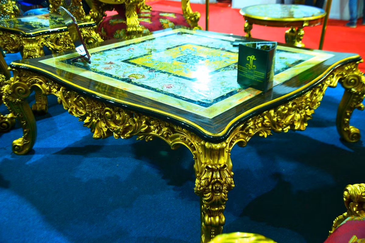 Hai chiếc bàn lớn rộng 1.4x1.4, được chạm trổ thủ công cầu kỳ với những hoa văn sắc nét.