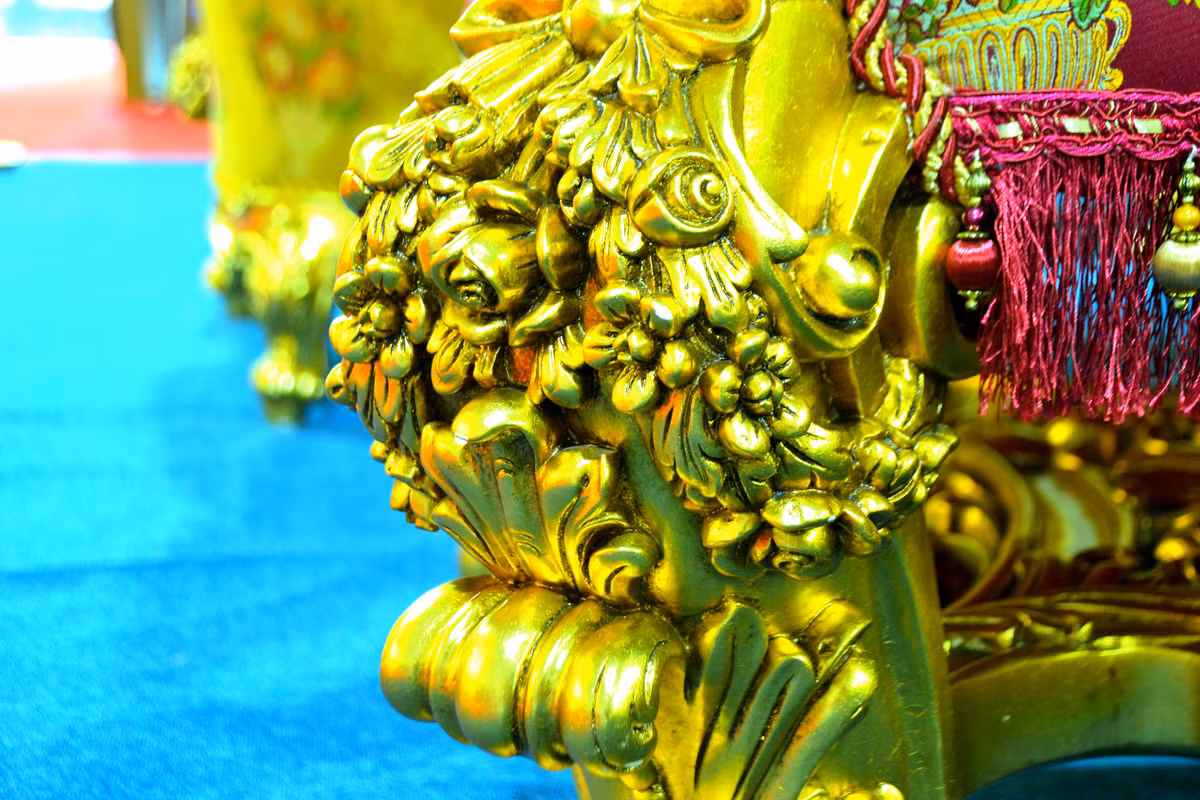 Hoa văn trên ghế được chuyên gia nước ngoài tư vấn, chạm trổ và dát vàng Ý 24k.