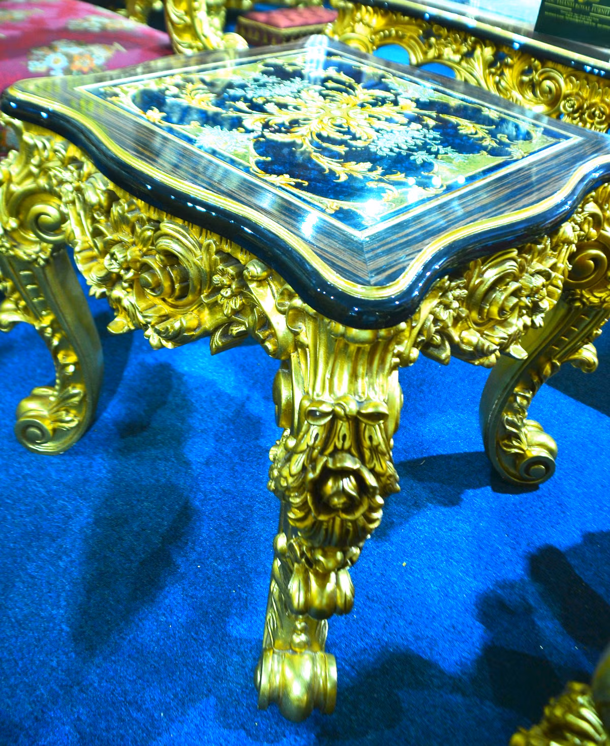 Tất cả bộ bàn ghế này đều được làm từ gỗ gõ đỏ Nam Phi dát vàng,...