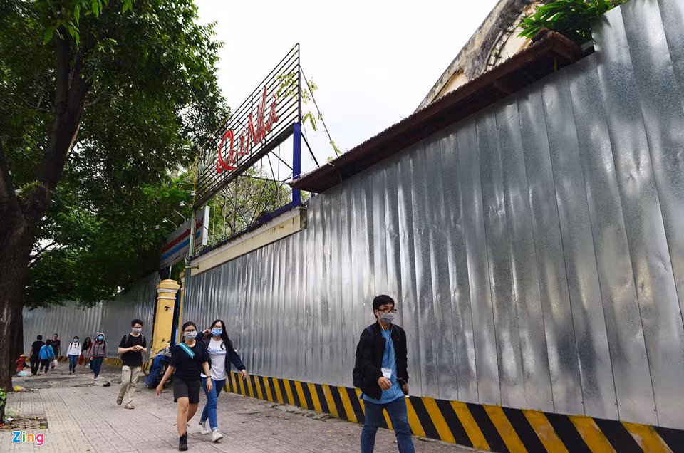 Nhà hàng, quán cà phê bên đường Công trường Quốc tế đã di dời, trả mặt bằng nhưng bên trong im ắng.