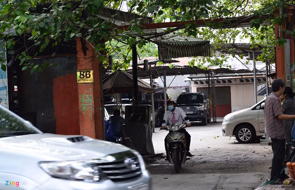 Trước đó, khu đất được Saigon Co.op chào bán cho nhiều đối tác khác nhau với giá hàng nghìn tỷ đồng. Với giá trị của khu đất, mức giá như vậy được cho là rẻ. Tuy nhiên, nhiều đối tác, trong đó có cả Novaland đã từ chối, vì pháp lý chồng chéo bên trong. Phần mặt tiền bên đường Nguyễn Thị Minh Khai hiện là bãi giữ xe máy và ôtô.