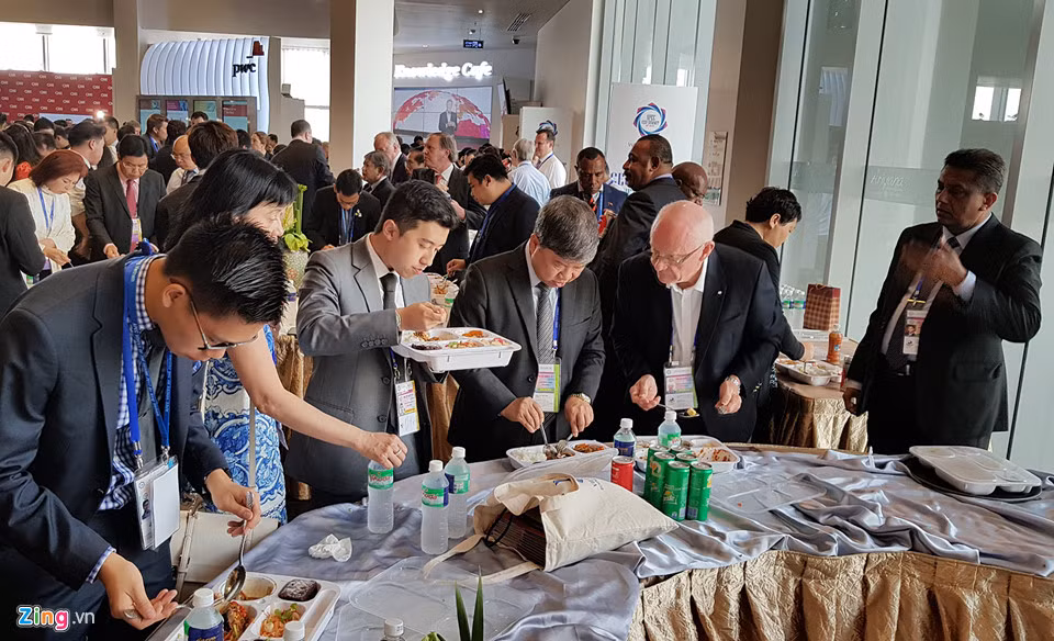 Thời gian nghỉ giữa buổi khá ngắn đồng thời hành lang Trung tâm hội nghị không được rộng để chứa số lượng người quá lớn nên cơm hộp là giải pháp hữu hiệu cho các đại biểu tham dự APEC CEO Summit.