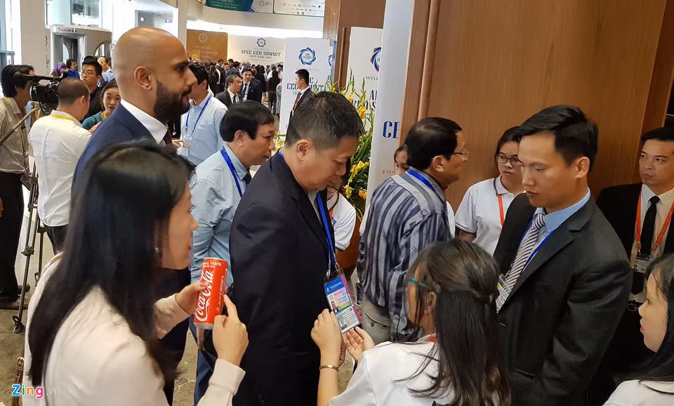 Sau khi dùng bữa trưa, các đại biểu vội vã trở lại khán phòng để bắt đầu cuộc họp buổi chiều. Nước uống tinh khiết được mang vào ngoại trừ nước ngọt có ga.