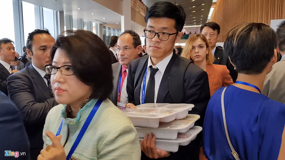 Nếu như các ngày trước đại biểu đã được thưởng thức các món ngon của tiệc buffet thì hôm nay khách quốc tế được biết cơm hộp Việt Nam là thế nào.