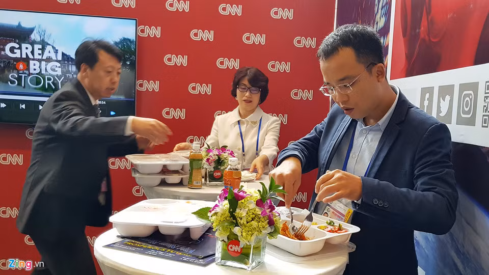 Doanh nhân APEC tất bật dùng bữa trưa để chuẩn bị được tiếp cận Tổng thống Donald Trump và nhiều nguyên thủ quốc gia khác.