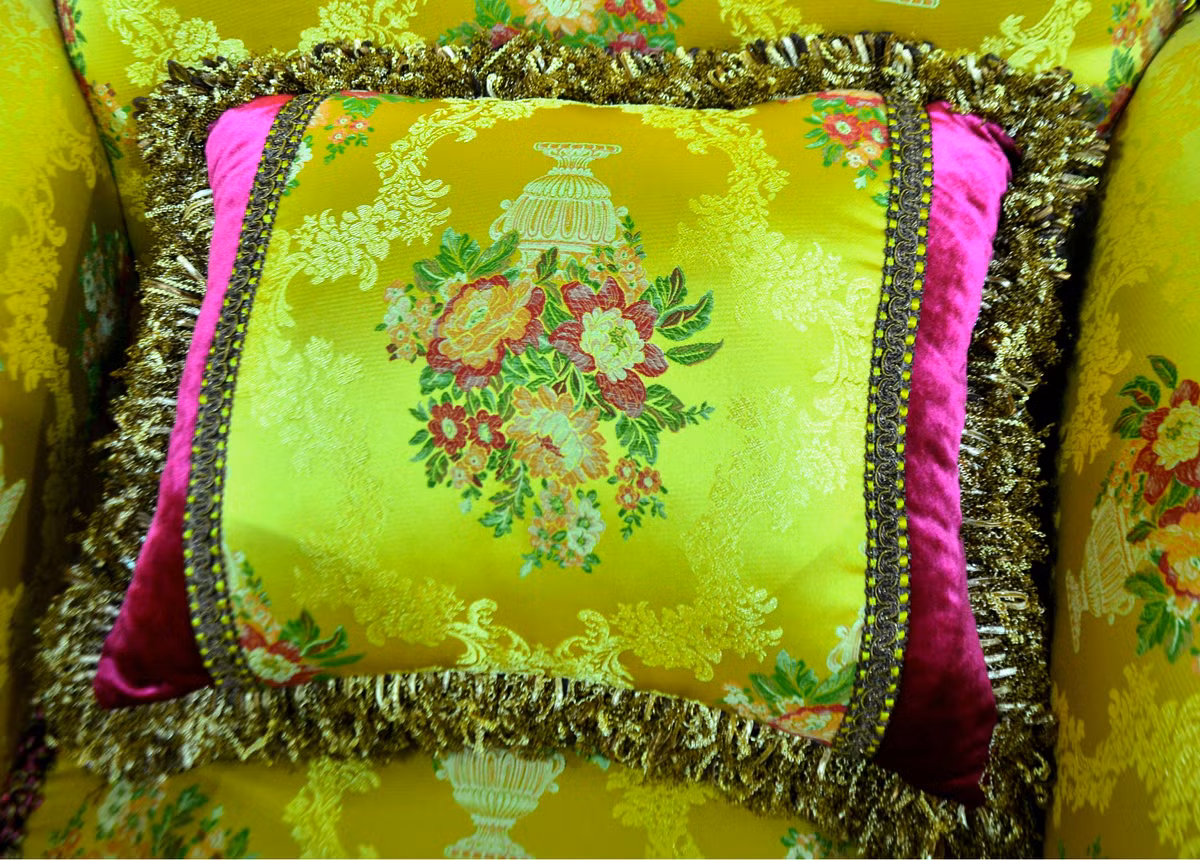 ... với hai màu chủ đạo là vàng và hồng nhung thẫm.