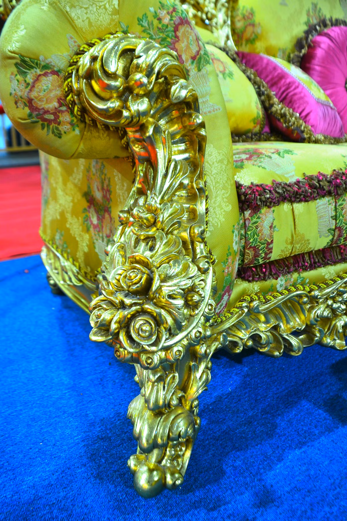 Khung ghế được làm từ gỗ gõ đỏ, bên ngoài mạ vàng Ý 24K.