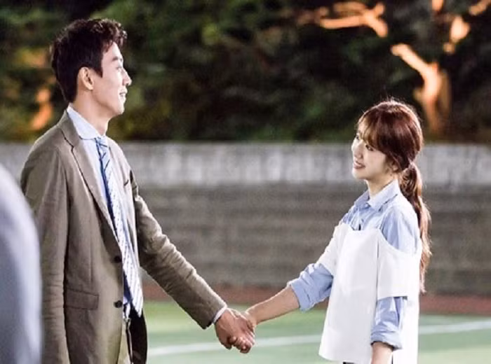 Moi yeu 2 thang, chang trai dan ban gai ve nha choi va cai ket bat ngo-Hinh-2