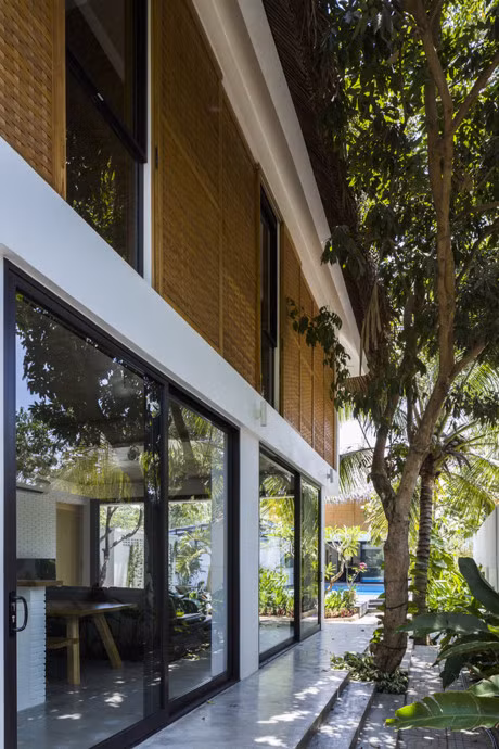 Mái nhà lợp bằng lá dừa, nhiều mảng tường, bức vách cửa sổ được dựng bằng các tấm tre đan, toàn những nguyên liệu tự nhiên, thân thiện với môi trường. Ảnh: Dân Việt