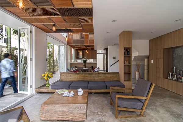 Tầng một là không gian của phòng khách, bếp, ăn... được bố trí theo hướng mở để kết nối các không gian với nhau, đồng thời tận dụng sự thoáng đãng từ của không gian ngoài trời. Ảnh : Lê Hoàng/mauthietkenoithat.net