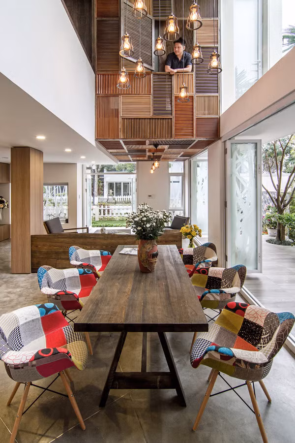 Ở tầng này, các kiến trúc sử dụng gam màu trầm và chất liệu gỗ tự nhiên để mang đến sự mộc mạc cho không gian. Ảnh : Lê Hoàng/mauthietkenoithat.net