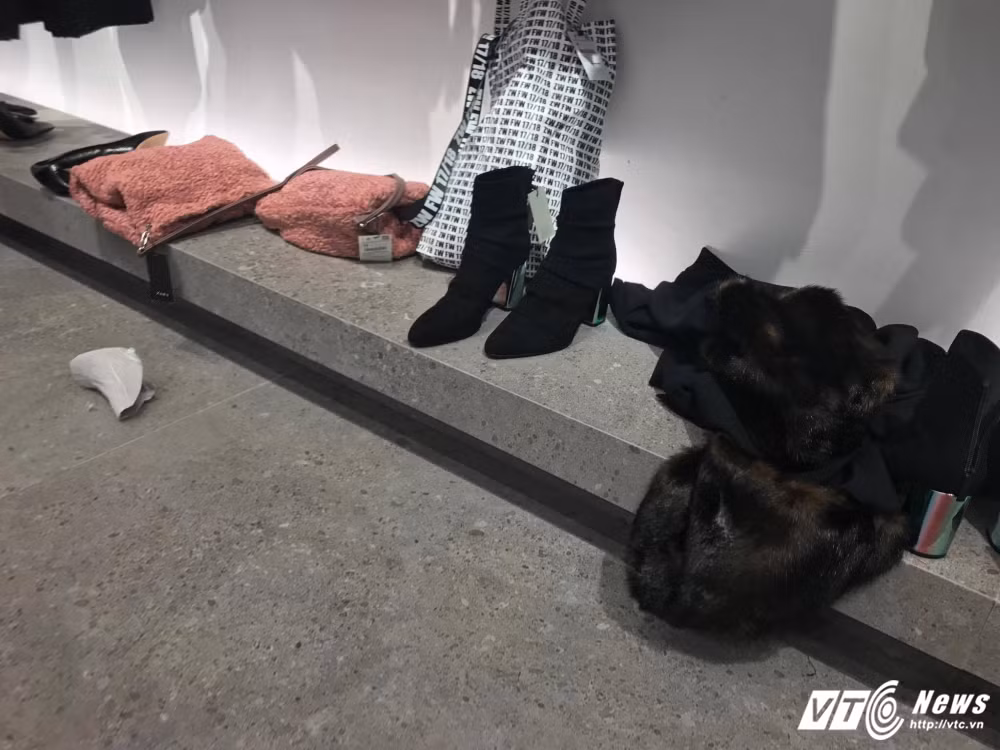 Khach hang quan thao Zara Ha Noi "tan hoang" sau khai truong-Hinh-3