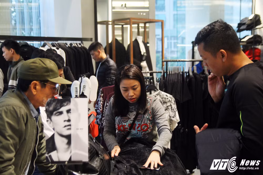 Khach hang quan thao Zara Ha Noi "tan hoang" sau khai truong-Hinh-4