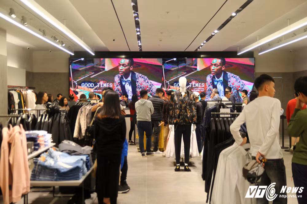 Khach hang quan thao Zara Ha Noi "tan hoang" sau khai truong