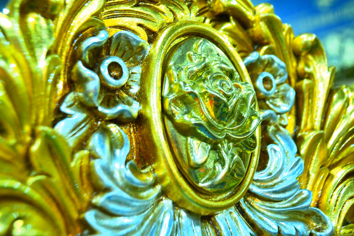 ...với điểm nhấn là bông hồng được làm từ đồng đúc.