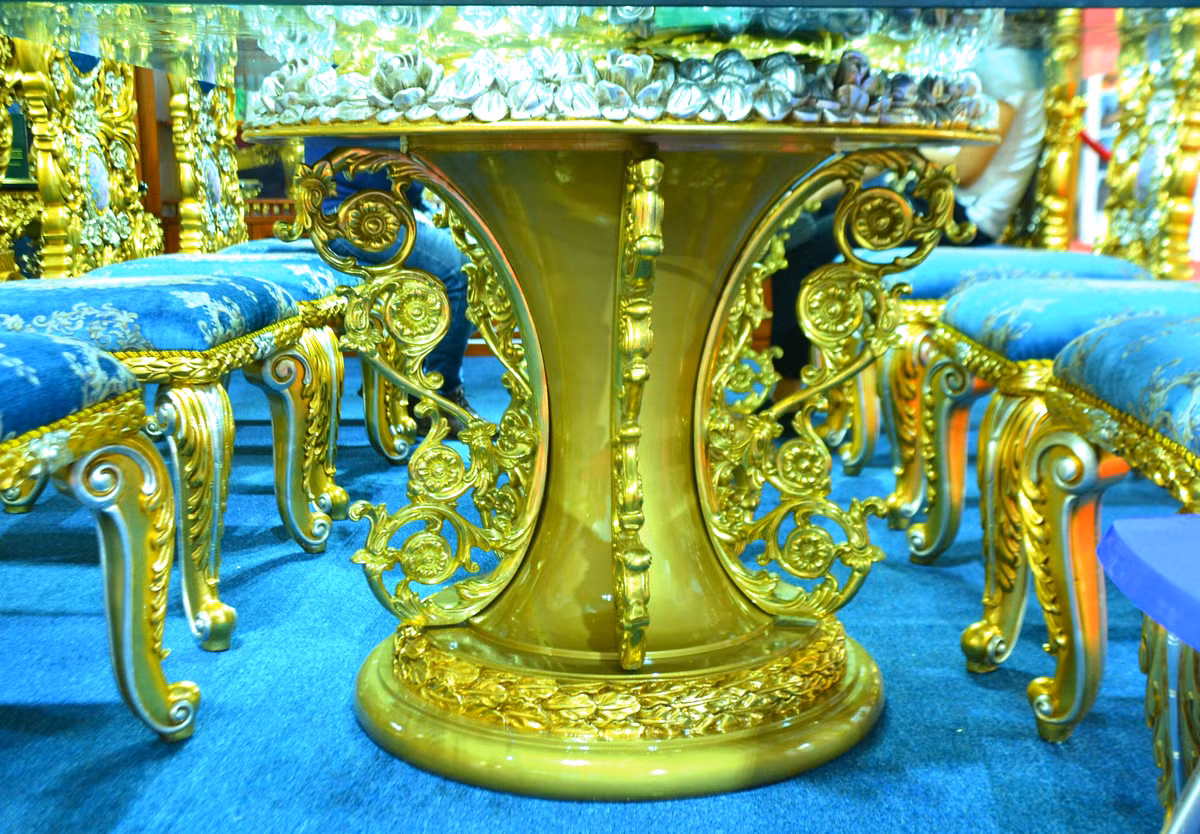 Chiếc bàn ăn dài 2.8m x 1.5m với mặt kính trong suốt.