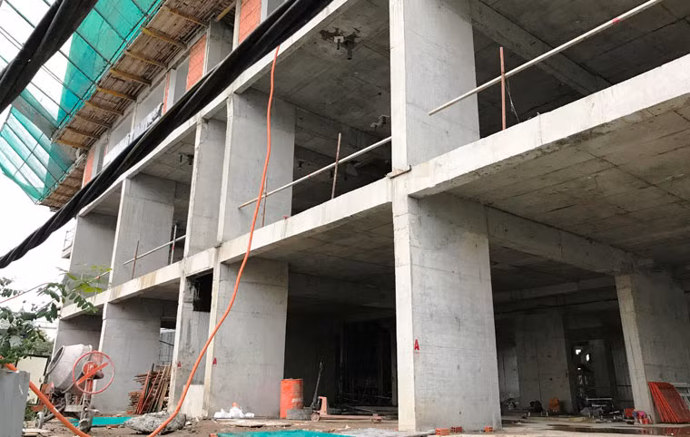 Trái ngược với tiến độ nhộn nhịp, khẩn trương những ngày trước đó, chiều ngày 30/8 sau khi công trình bị tạm dừng thi công thì chỉ còn là cảnh đìu hiu, lác đác vài công nhân qua lại.