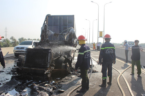 Xe dau keo container chay rui tren cao toc HLD