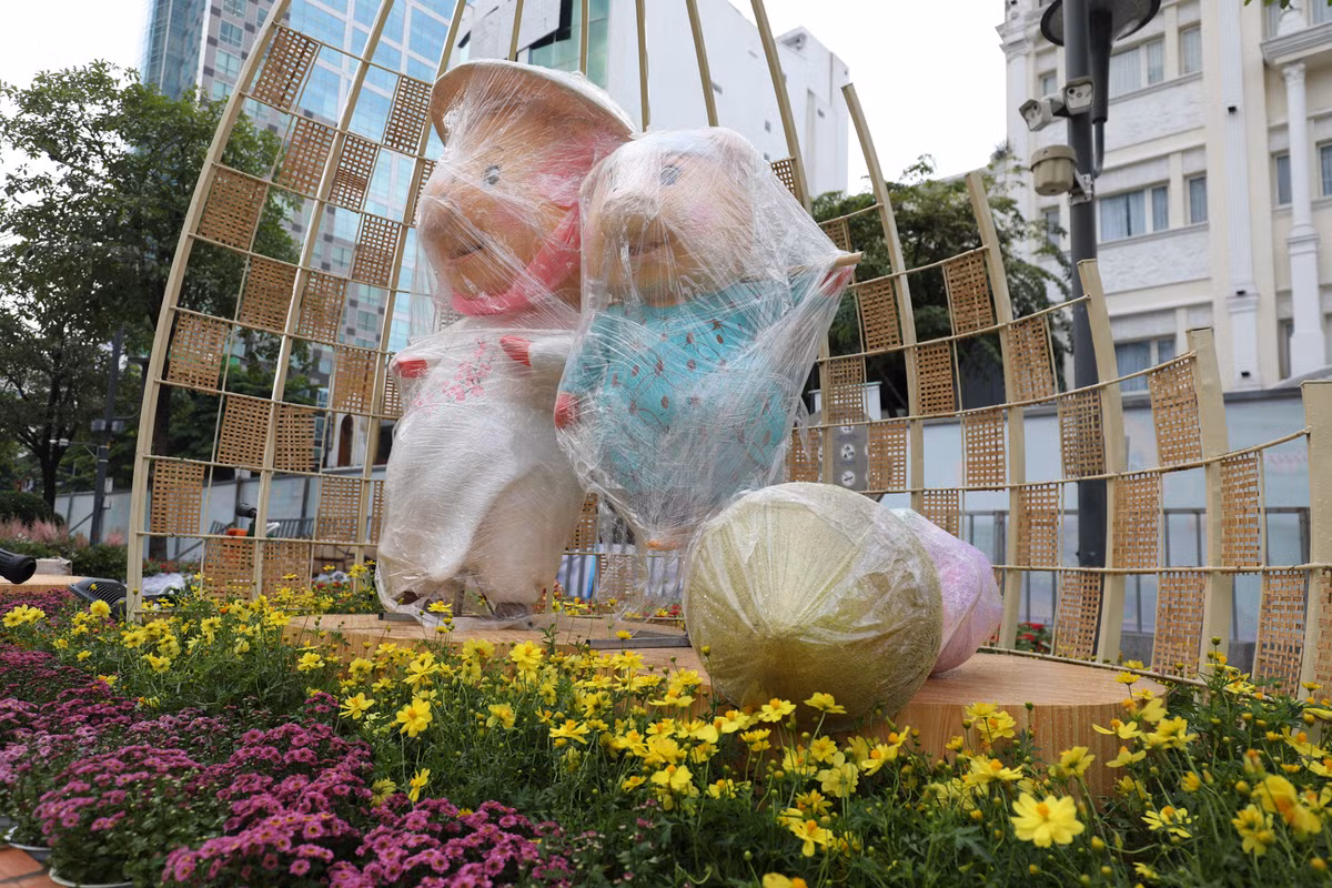 Các linh vật ở đường hoa 20 năm trước được trưng bày phía sau cổng chào đường hoa, giống 80% so với nguyên bản năm xưa