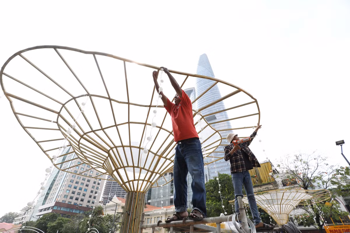 Cũng như năm 2022, cổng chào Đường hoa Tết 2023 không nằm ở vị trí trung tâm mà được dịch chuyển sang một bên để tạo không gian thoáng rộng hơn cho lễ khai mạc. Sáu linh vật ở cổng đường hoa có chiều cao từ 0,8 - 4,5m, được tạo hình bằng xốp, sơn mỹ thuật bề mặt giả gốm.